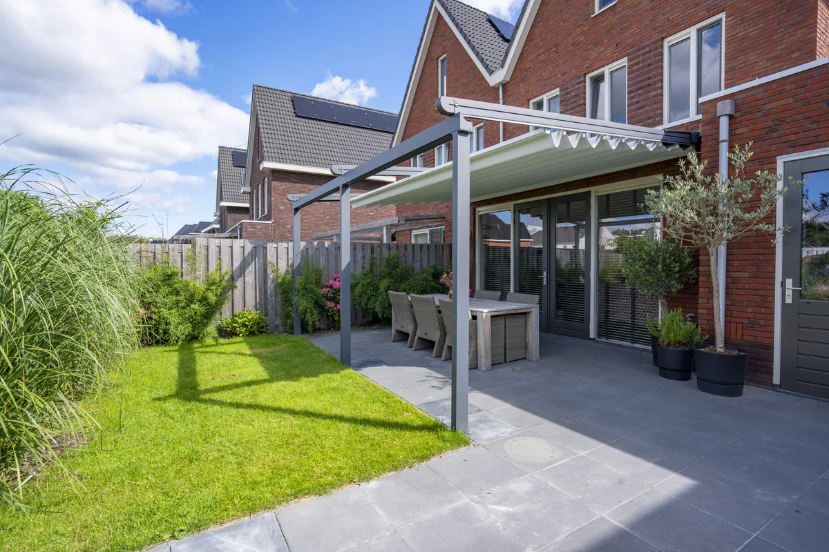 Dining beneath a Verdeca folding roof pergola